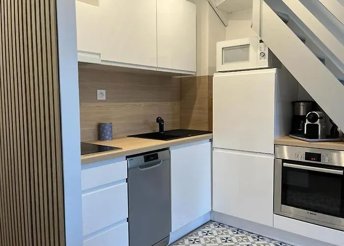 Apartment Duplex, 300 M De La